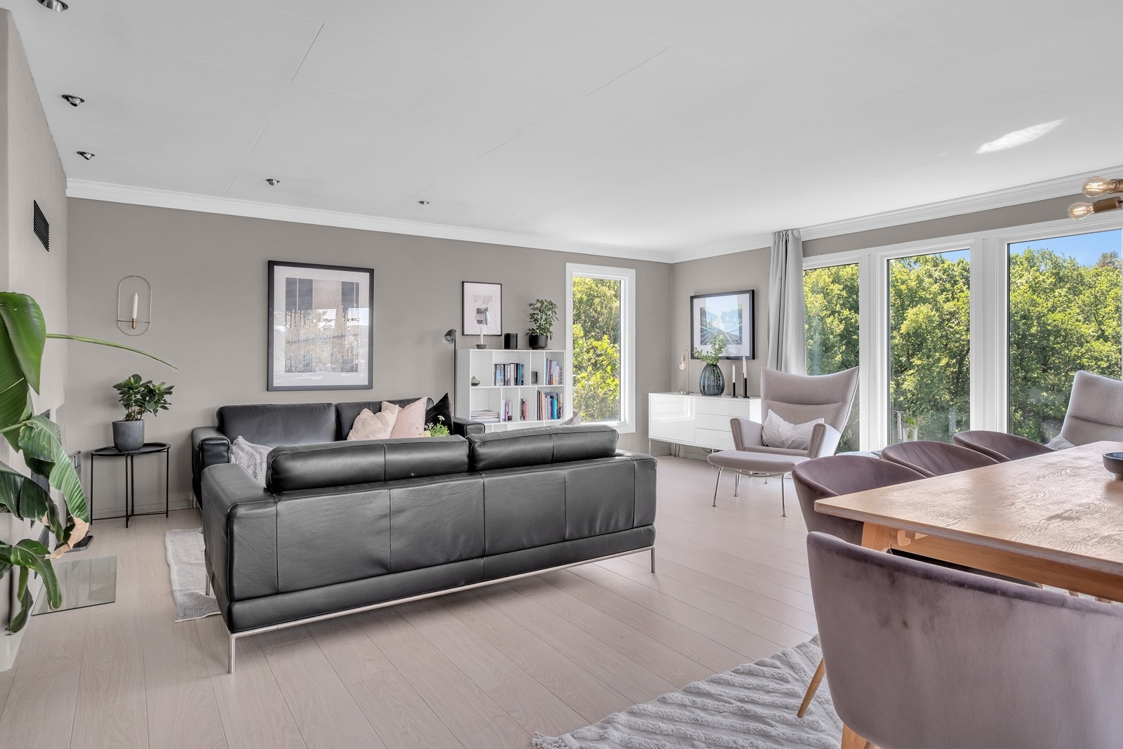 Stue med direkte utgang til solrike uteplasser. Galleribilde