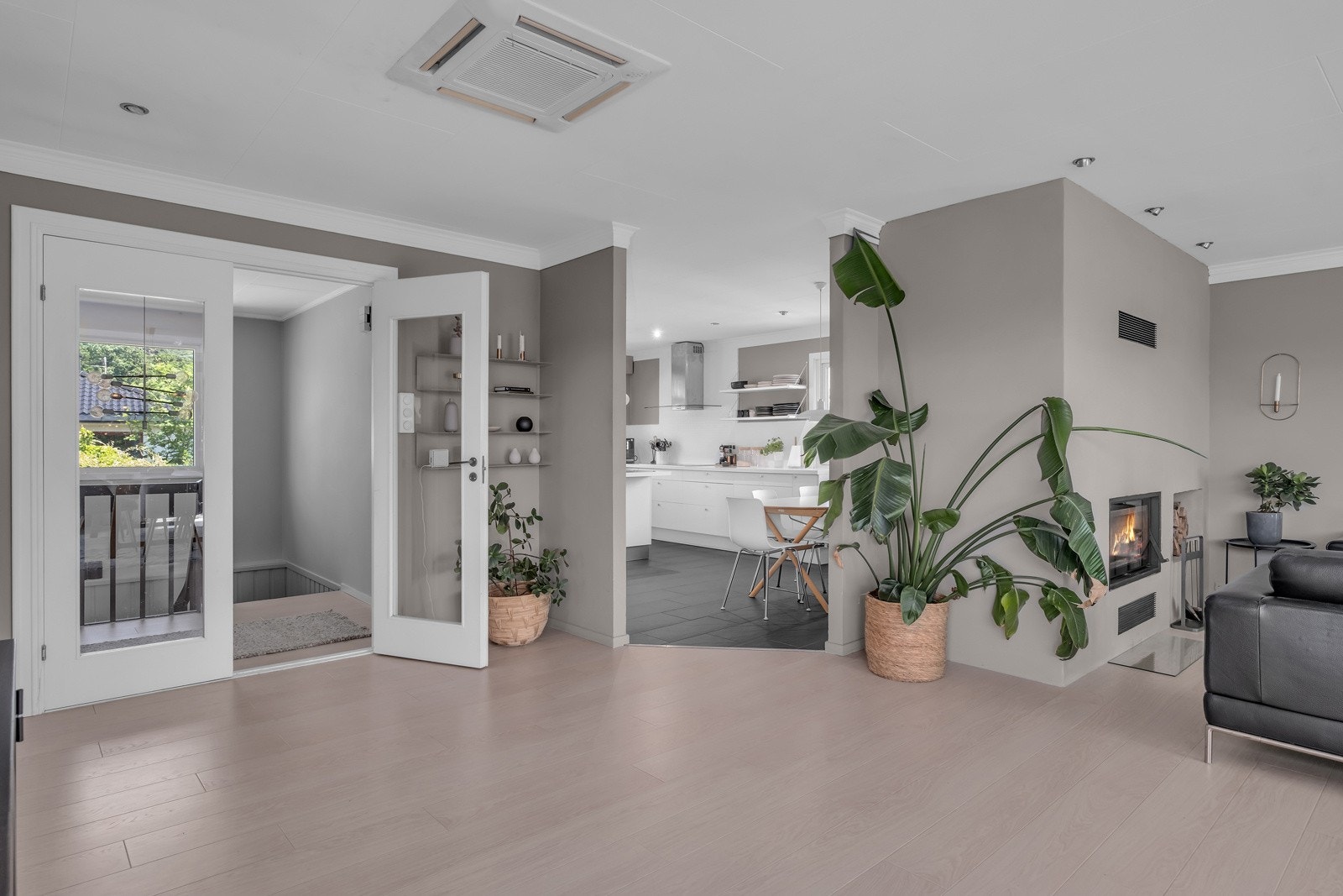 Delveis åpent kjøkken fra stue. Galleribilde