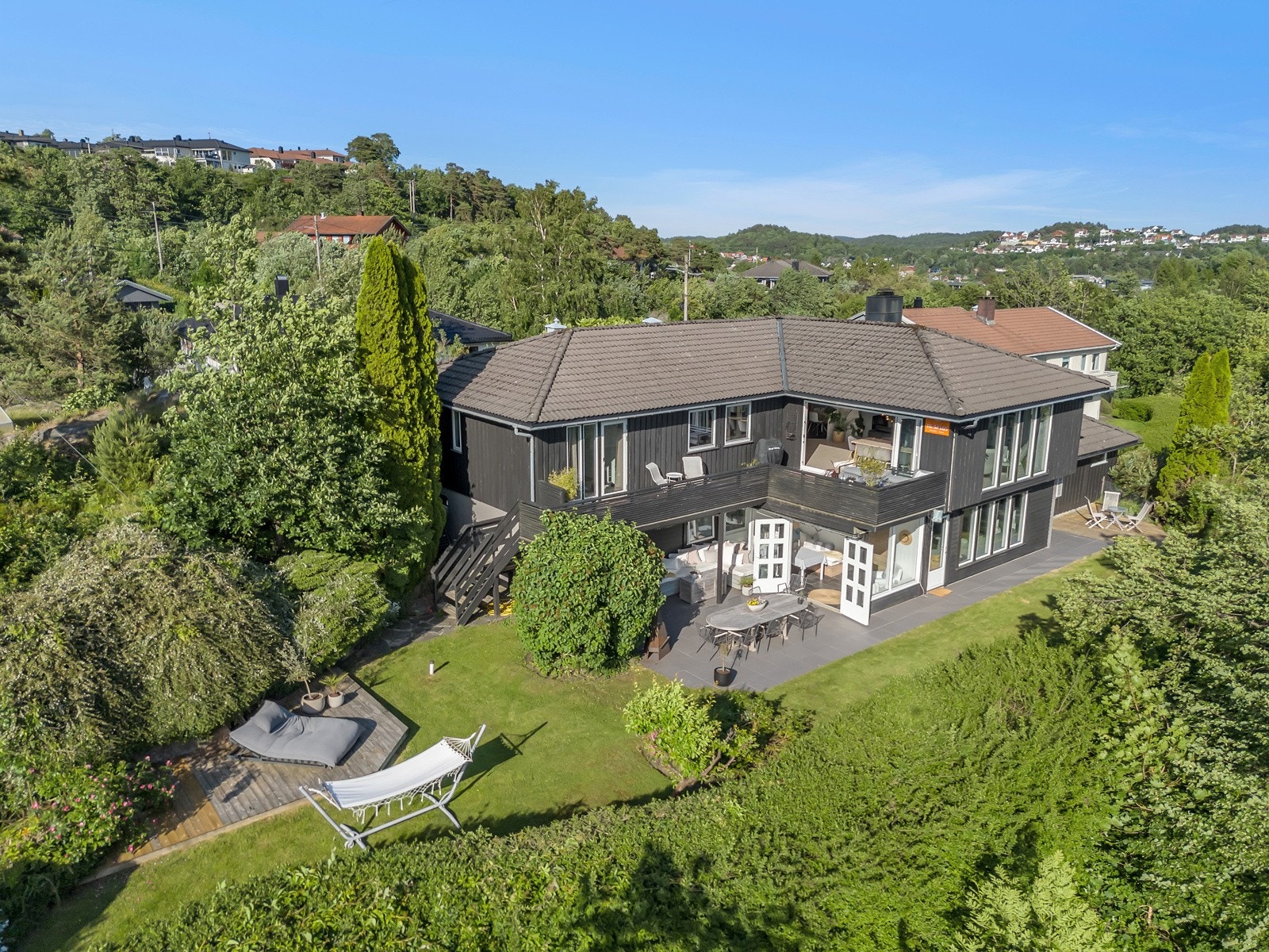 Boligen ligger usjenert til med flott opparbeidet hage - Solrike uteplasser! Galleribilde