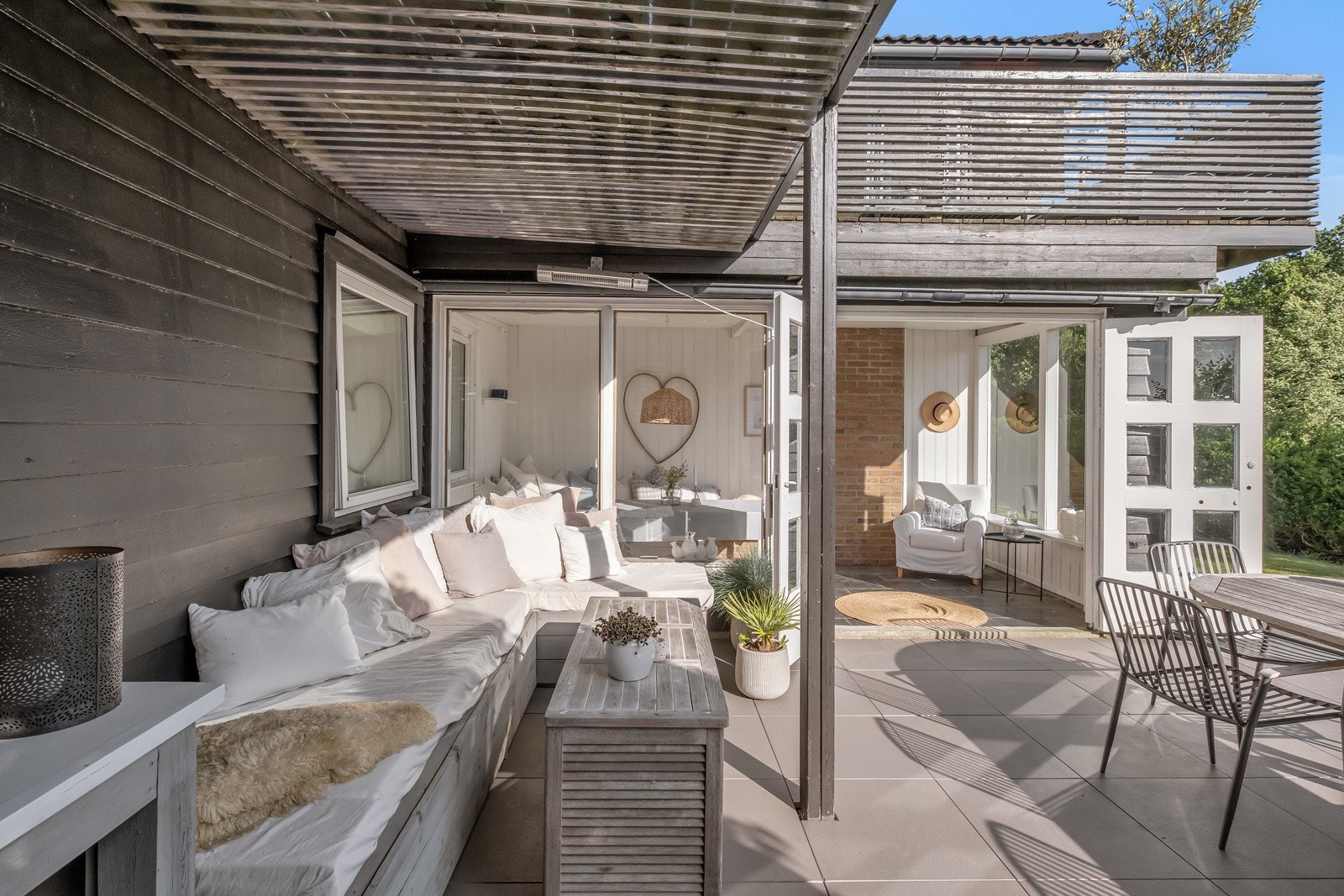 Solrik uteplass med kjøkkenbenk - Hagestue i enden. Galleribilde