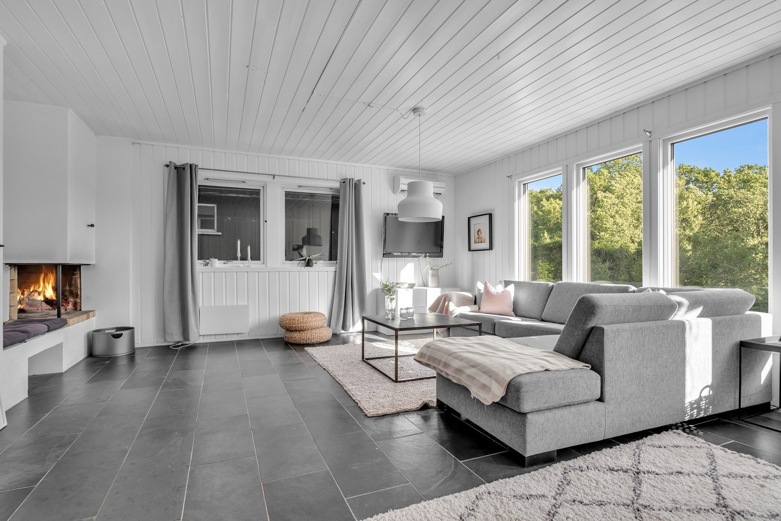 Stue i underetasjen med utgang til solrike uteplasser. Galleribilde