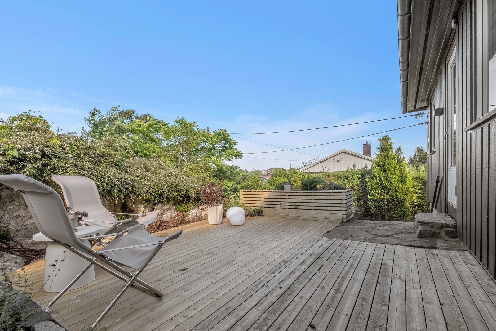 Uteplass med tilgang til kjøkken - her har man morgensol. Galleribilde