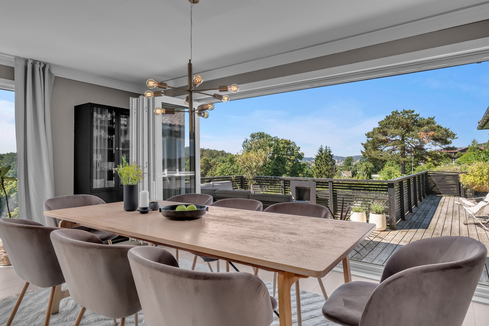 Stue med direkte utgang til solrike uteplasser - Her kan hele veggen skyves tilside slik at veggen åpnes opp. Galleribilde