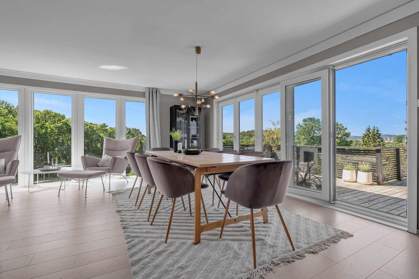 Stue med direkte utgang til solrike uteplasser - Her kan hele veggen skyves tilside slik at veggen åpnes opp. Galleribilde