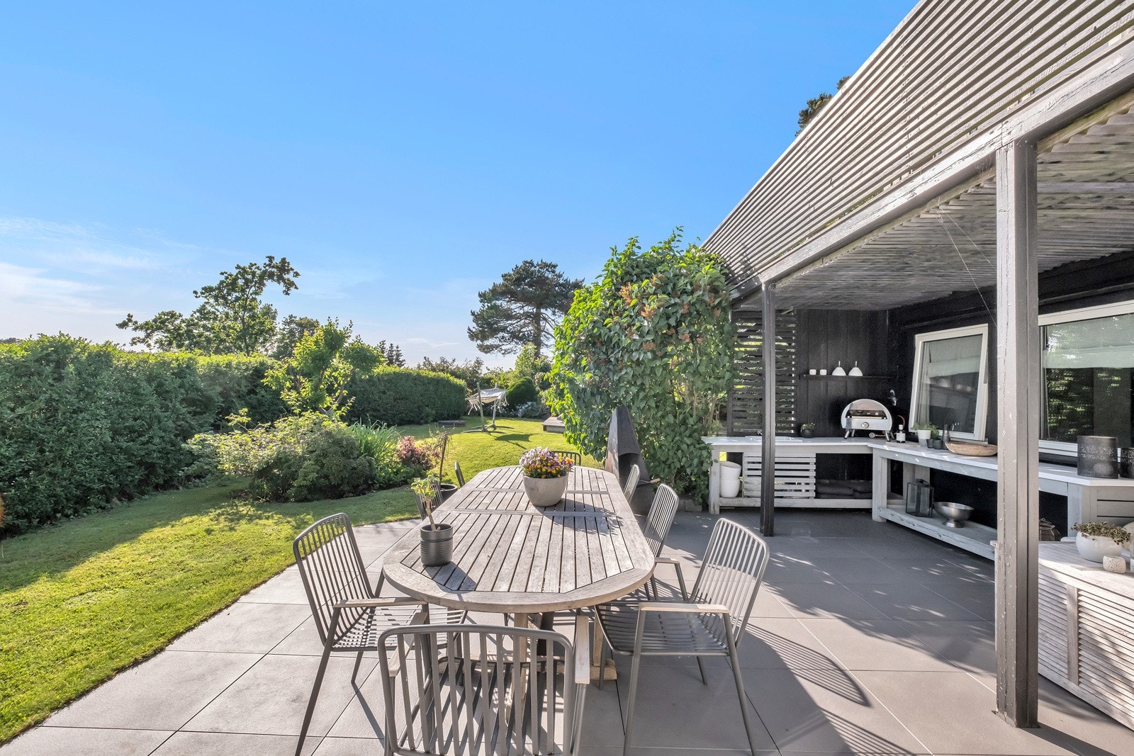 Solrik uteplass med kjøkkenbenk. Galleribilde