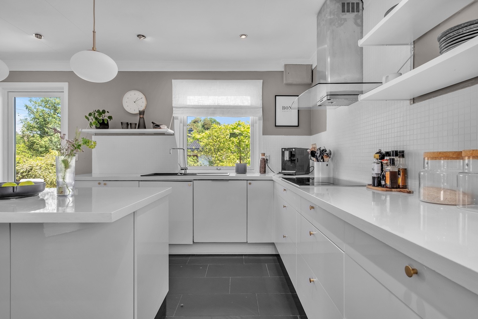 Kjøkken med utgang til solrik uteplass med sol fra morgenen. Galleribilde