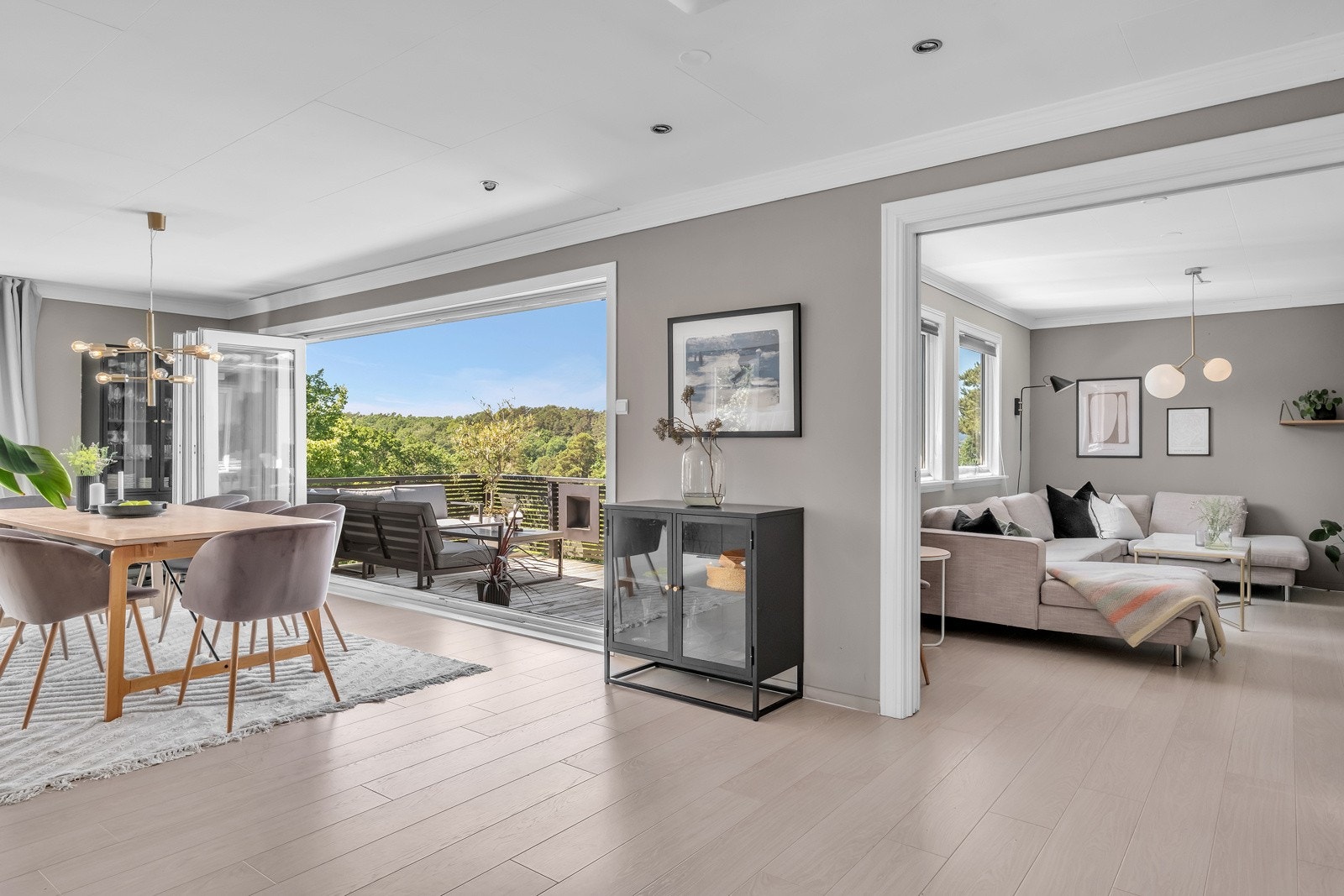 Stue med direkte utgang til solrike uteplasser - Her kan hele veggen skyves tilside slik at veggen åpnes opp. Galleribilde