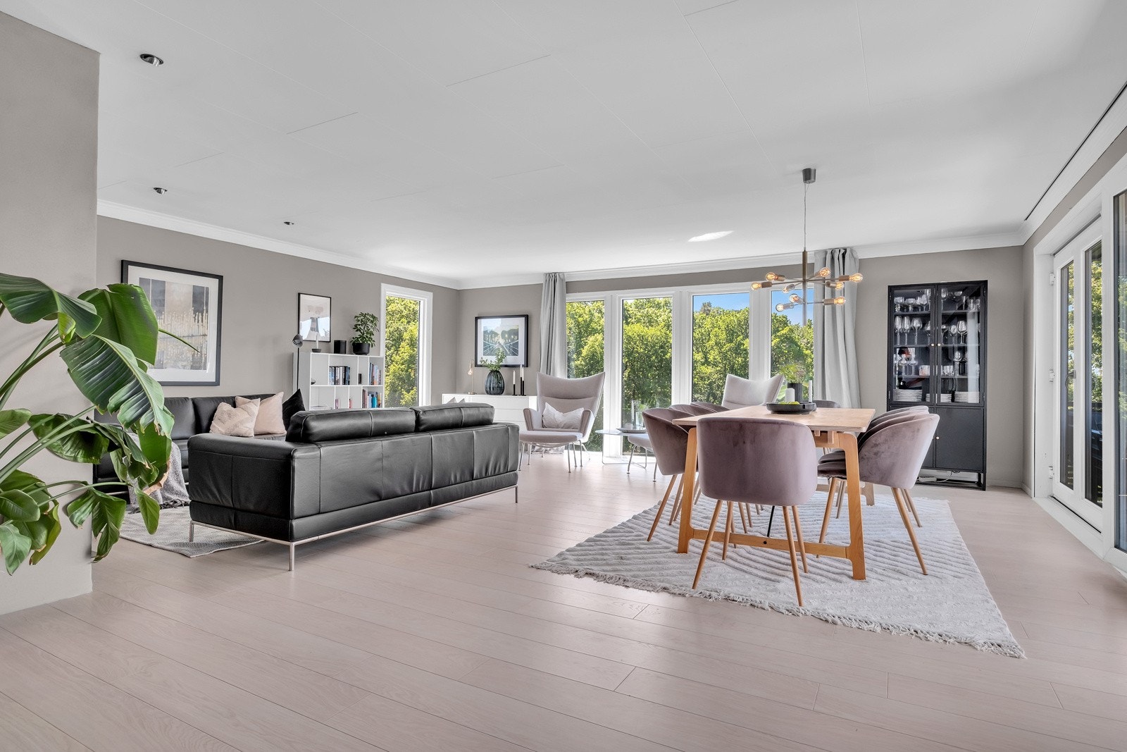 Stue med direkte utgang til solrike uteplasser. Galleribilde