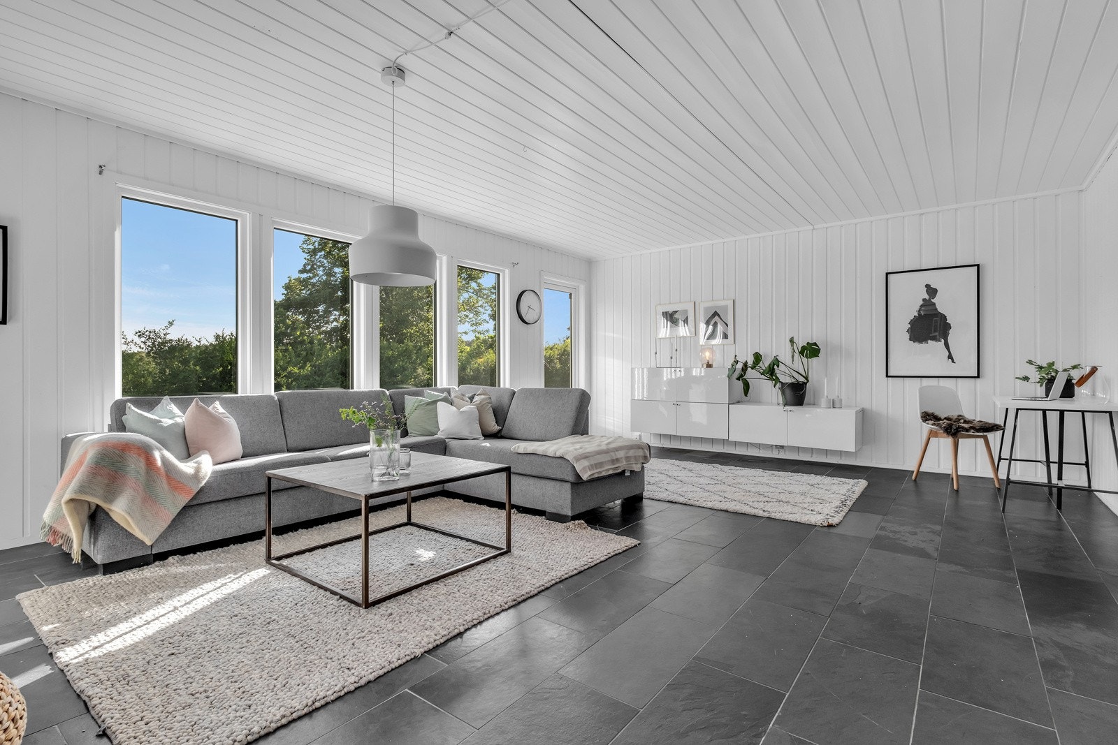 Stue i underetasjen med utgang til solrike uteplasser. Galleribilde