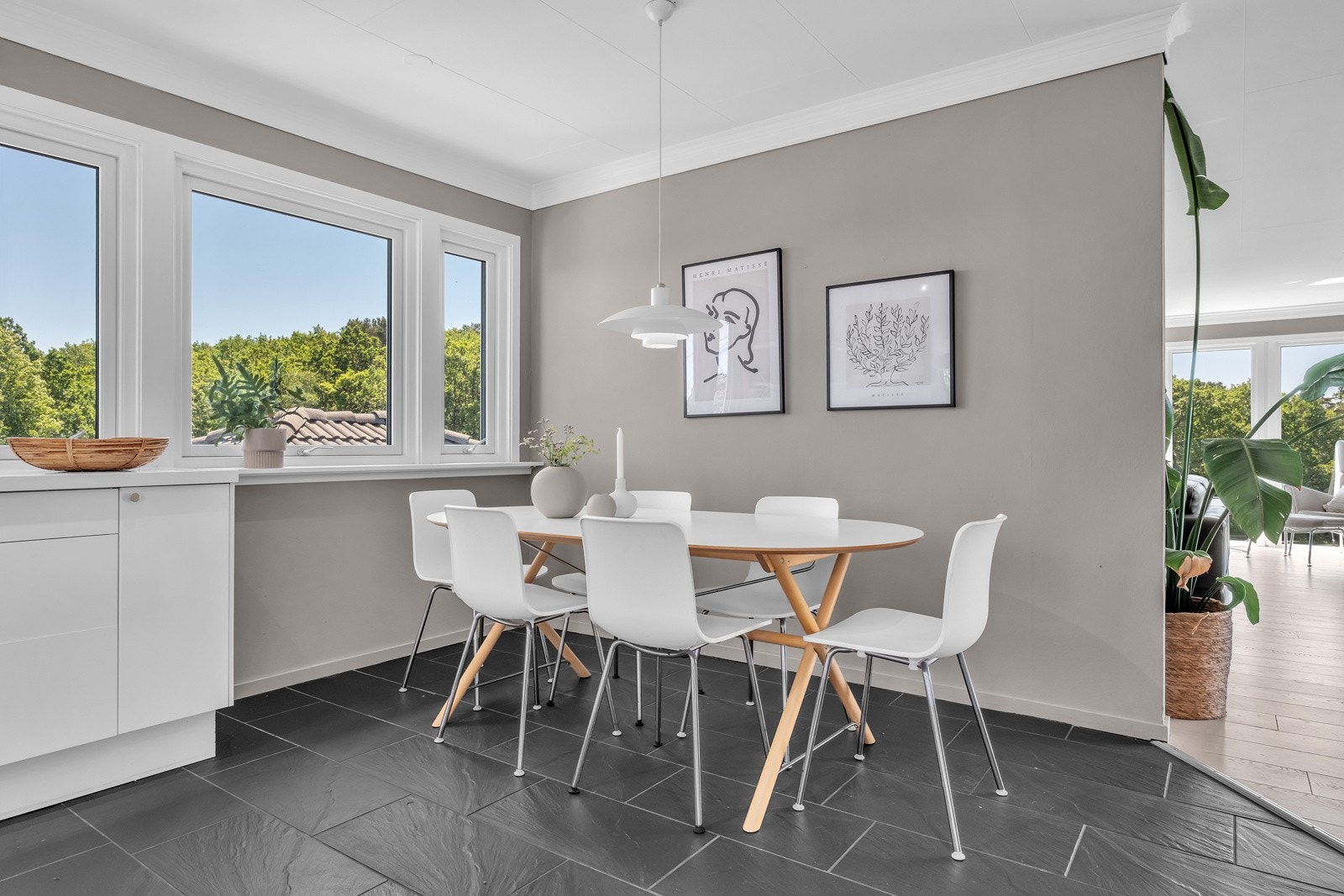 Kjøkken med utgang til solrik uteplass med sol fra morgenen. Galleribilde