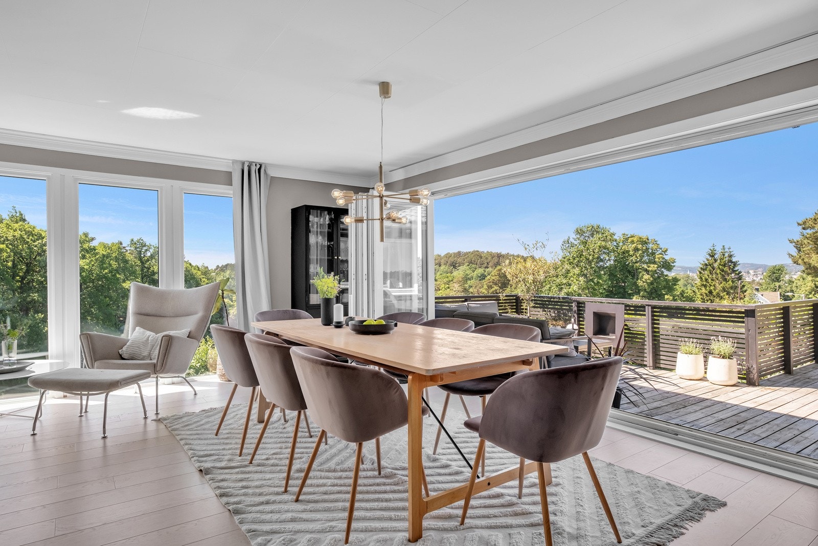 Stue med direkte utgang til solrike uteplasser - Her kan hele veggen skyves tilside slik at veggen åpnes opp. Galleribilde