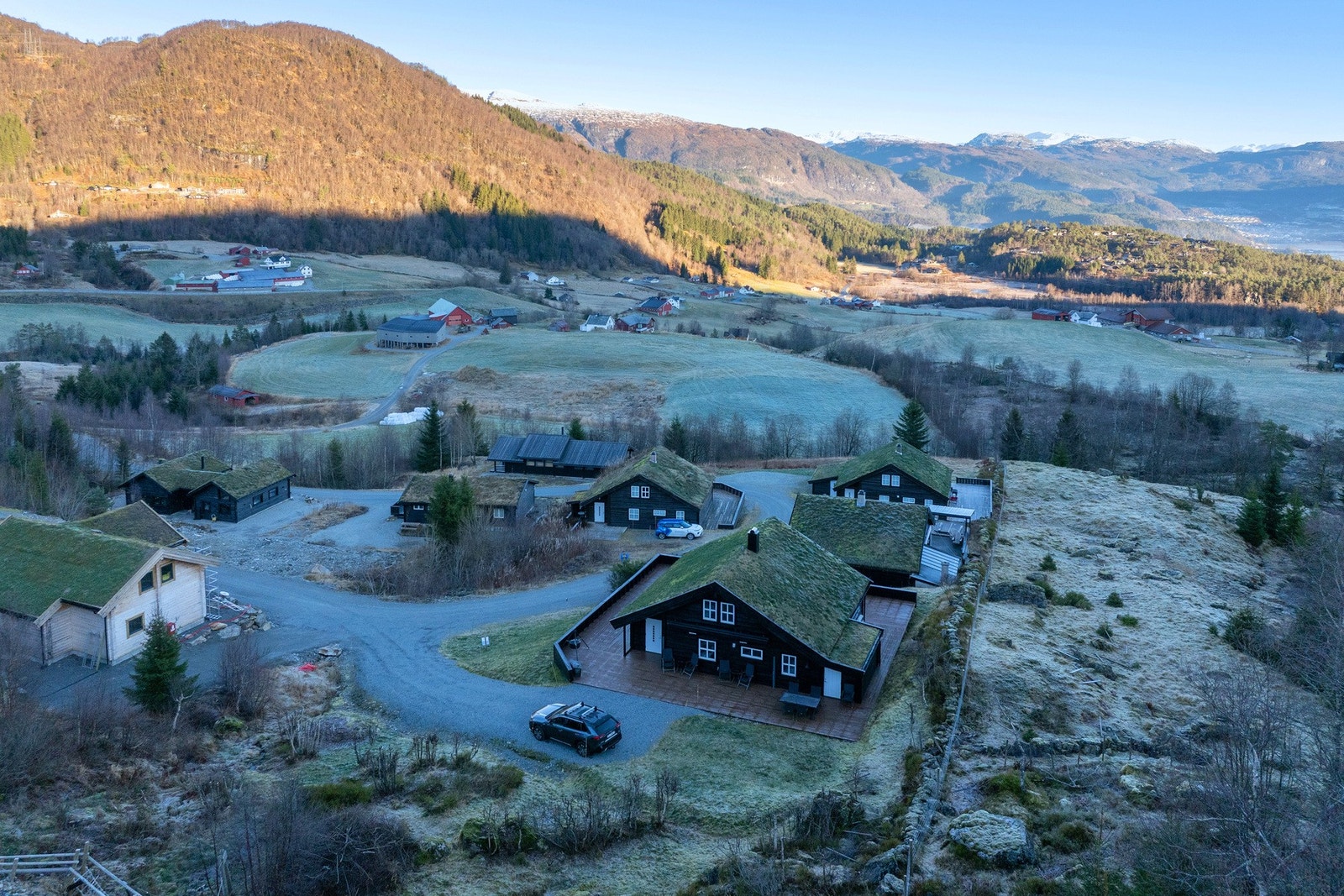 Eiendommen ligger hevet over store deler av område og har flott utsikt Galleribilde