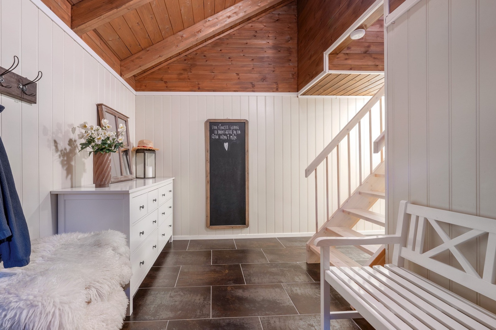 Romslig gang med stor takhøyde. Varme i gulv Galleribilde