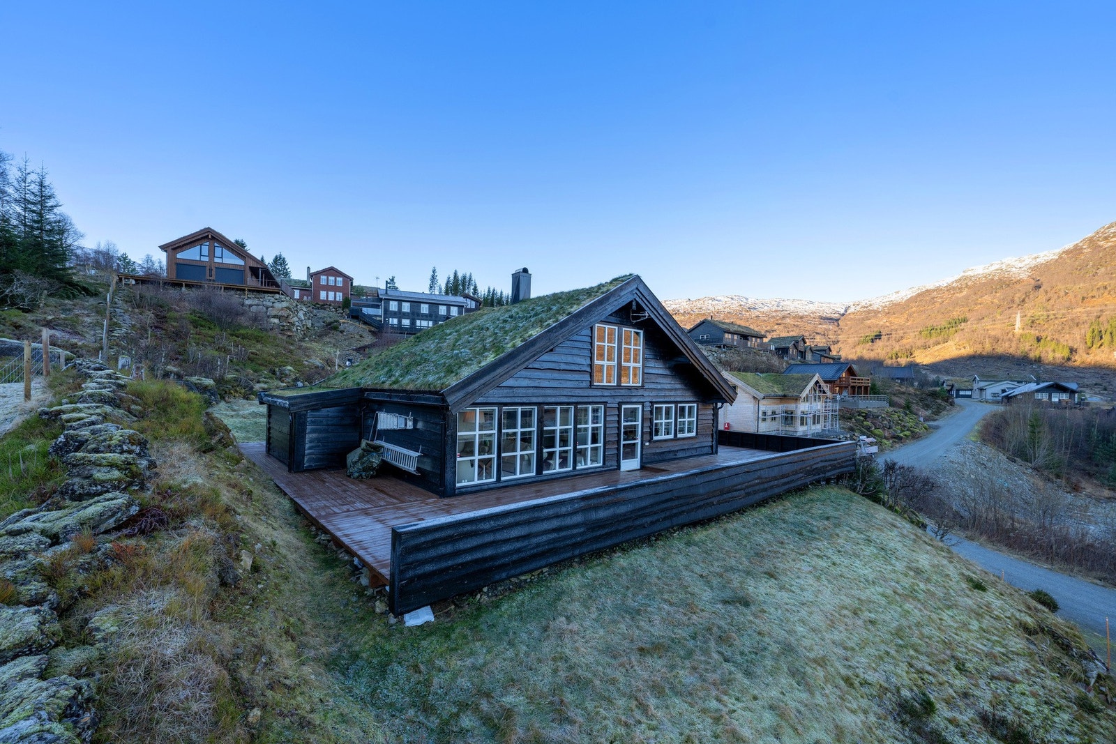 Stor terrasse omkranser hytten Galleribilde