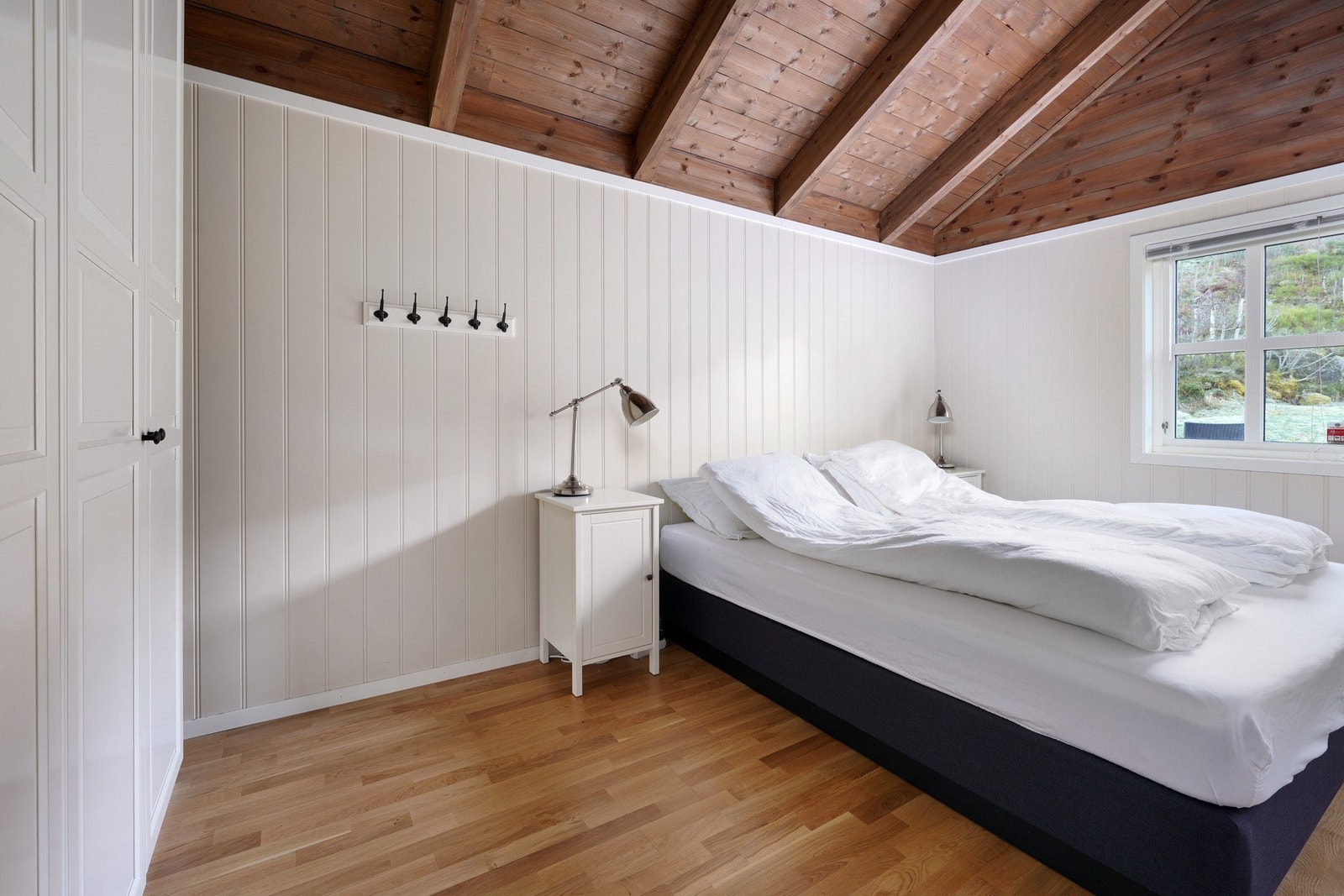 Romslig soverom med god takhøyde Galleribilde