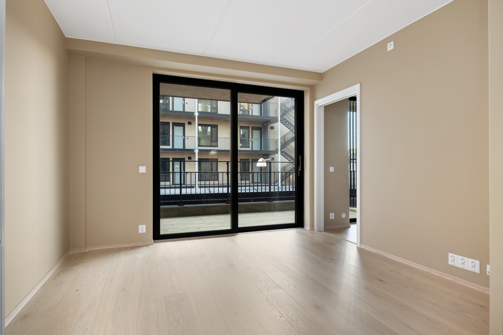 Utenforstuen har man en egen uteplass på ca. 11 kvm med god plass til møblering. Galleribilde