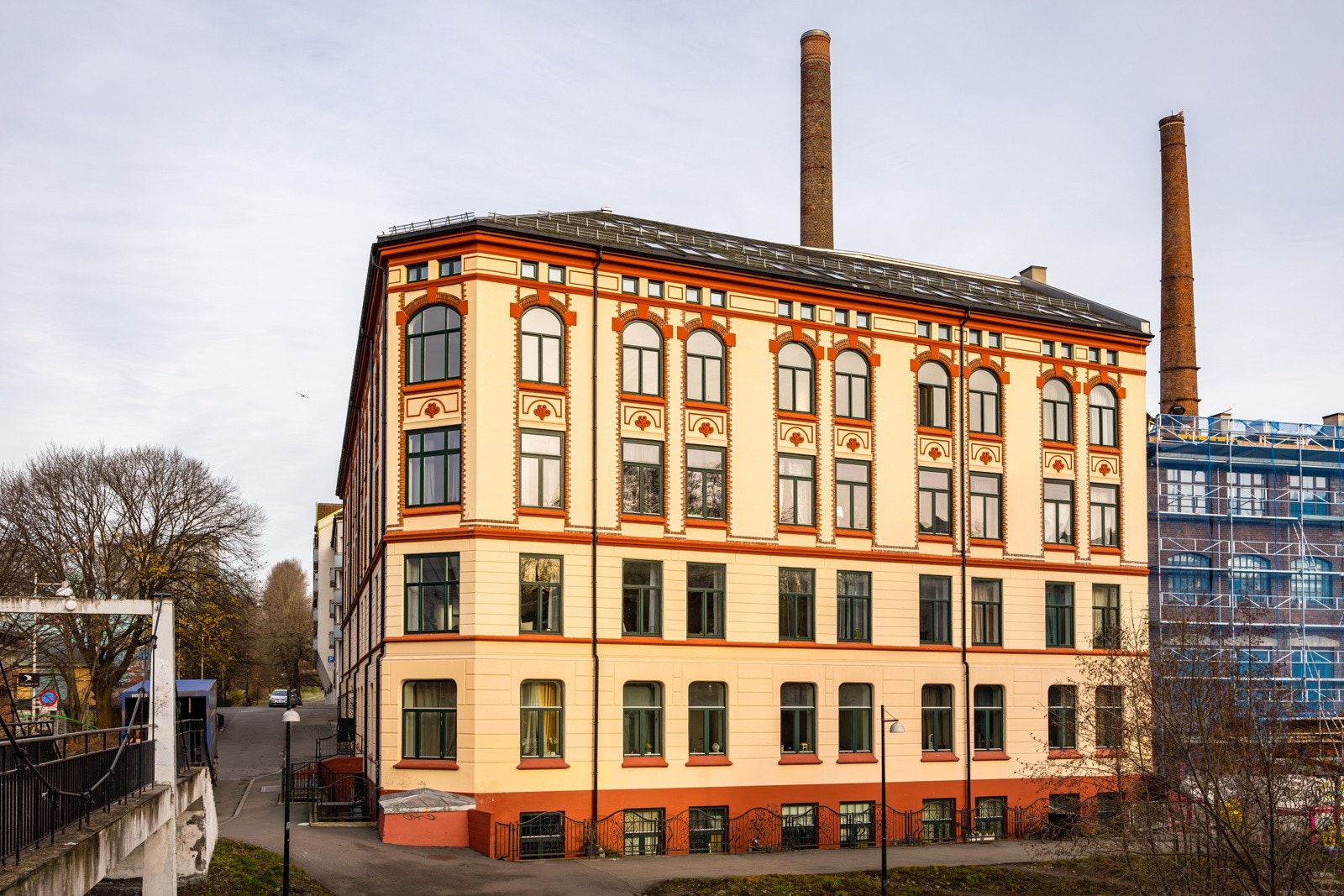 Fasade Nedre Gate 8 - sett fra andre siden av Akerselva Galleribilde