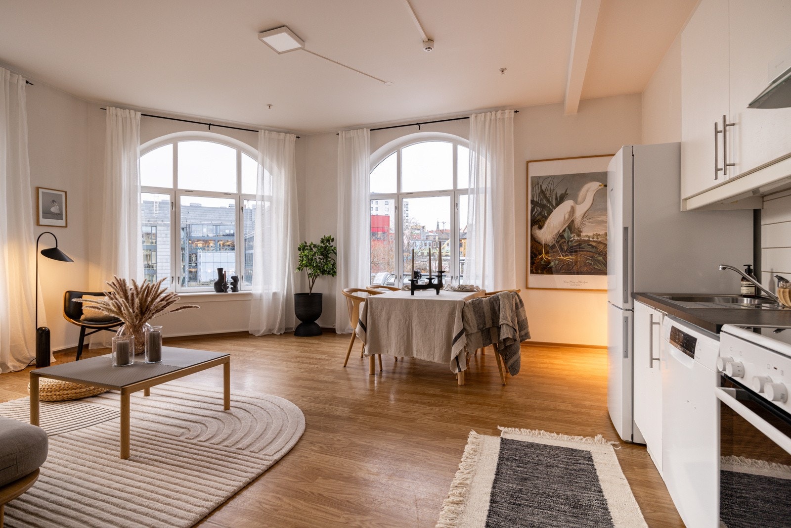 Leiligheten holdes god og lun på vinterstid med vannbåren gulvvarme. Både oppvarming, varmtvann og internett er inkludert i felleskostnadene. Galleribilde