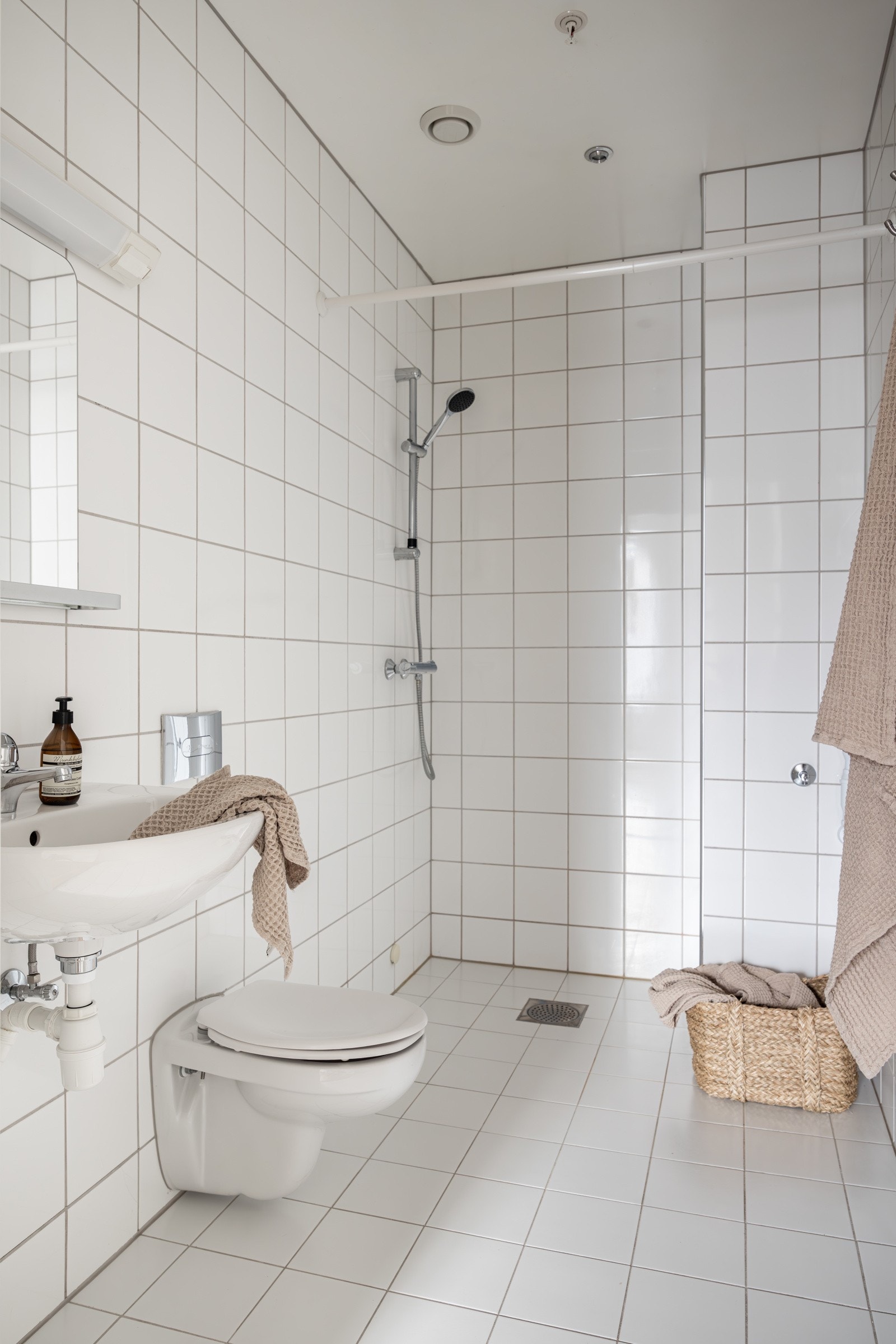 en suite-badet til soverom 2. Begge badene har opplegg for vaskemaskin. Galleribilde
