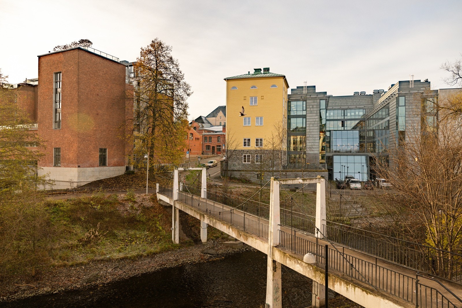 Attraktiv beliggenhet på Grünerløkka rett ved Akerselva og med nærhet til alt du kan tenke deg. I nabolaget har du både yrende folkeliv og bedagelig hverdagsliv. Galleribilde