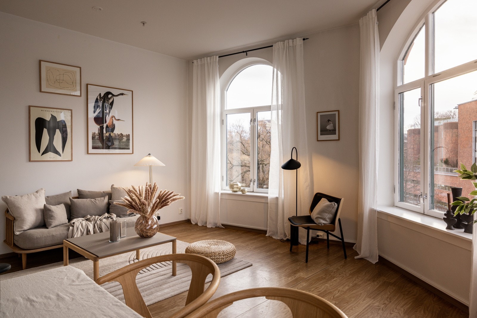 Beliggenheten på hjørnet av bygget med tre store klassiske vindusflater sørger for rikelig med naturlig lys og flott utsikt. Galleribilde