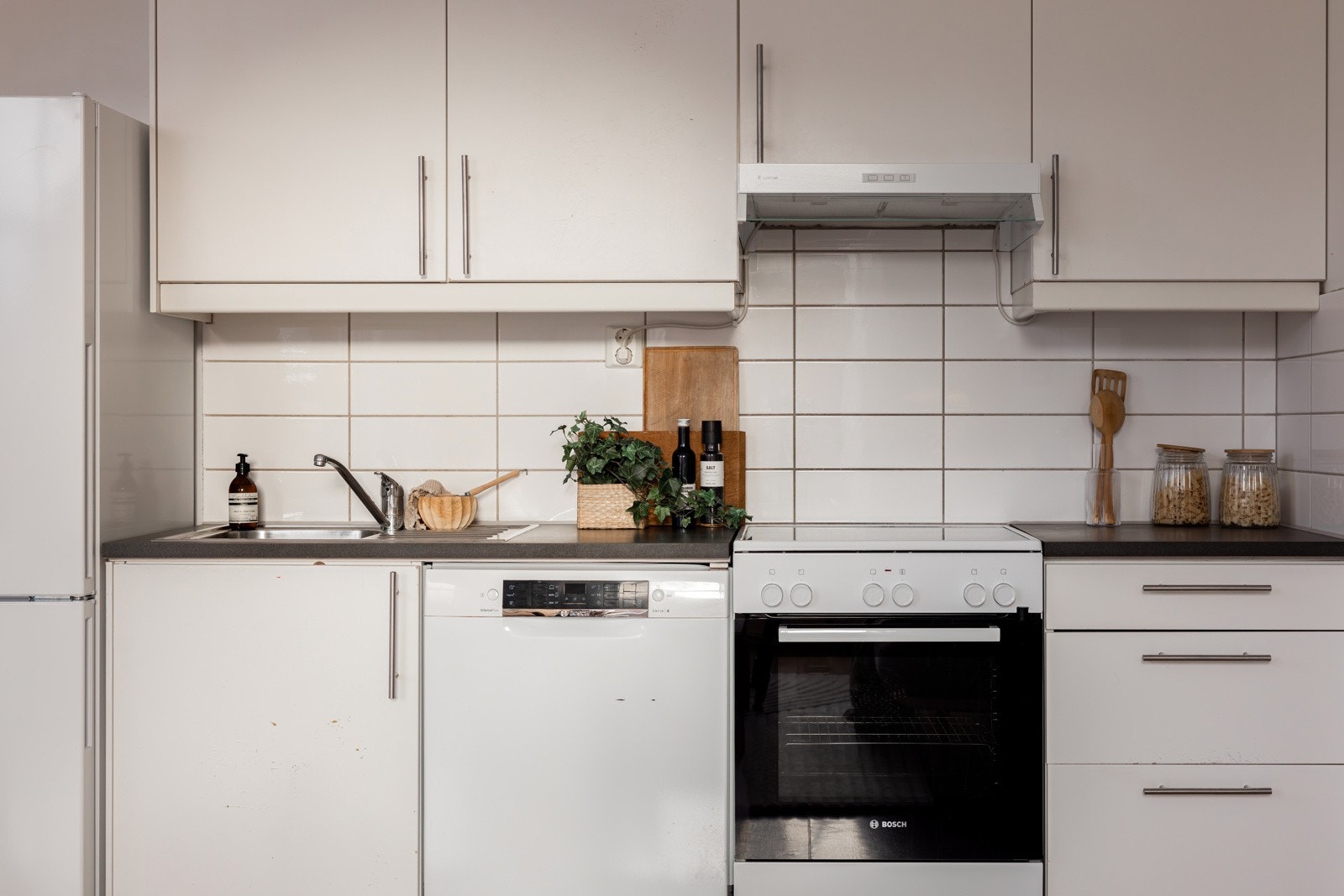 Kjøkkeninnredning fra da leilighetene ble innredet ca 2008. Opplegg for oppvaskmaskin. Balansert ventilasjon - avtrekk ut. Alle hvitevarene på kjøkkenet medfølger. Galleribilde