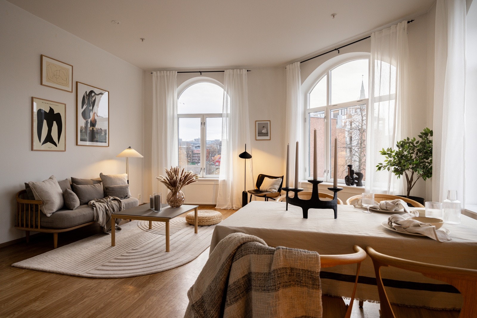 Stuen er det naturlige oppholdsrommet i leiligheten, og er et stort, lyst og fint hjørnerom. Galleribilde