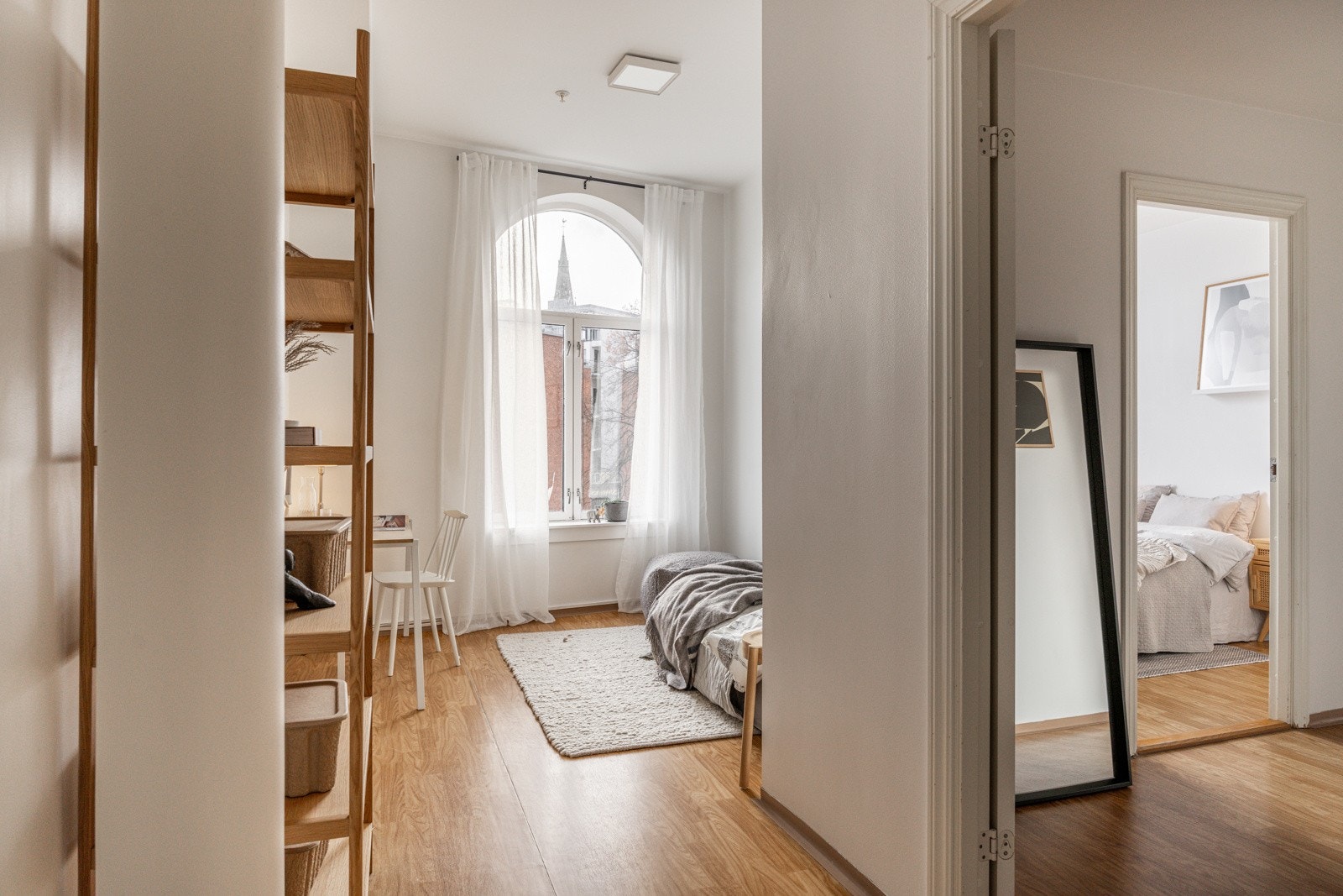 Soverom 2 er det største soverommet har baderom en suite. Galleribilde