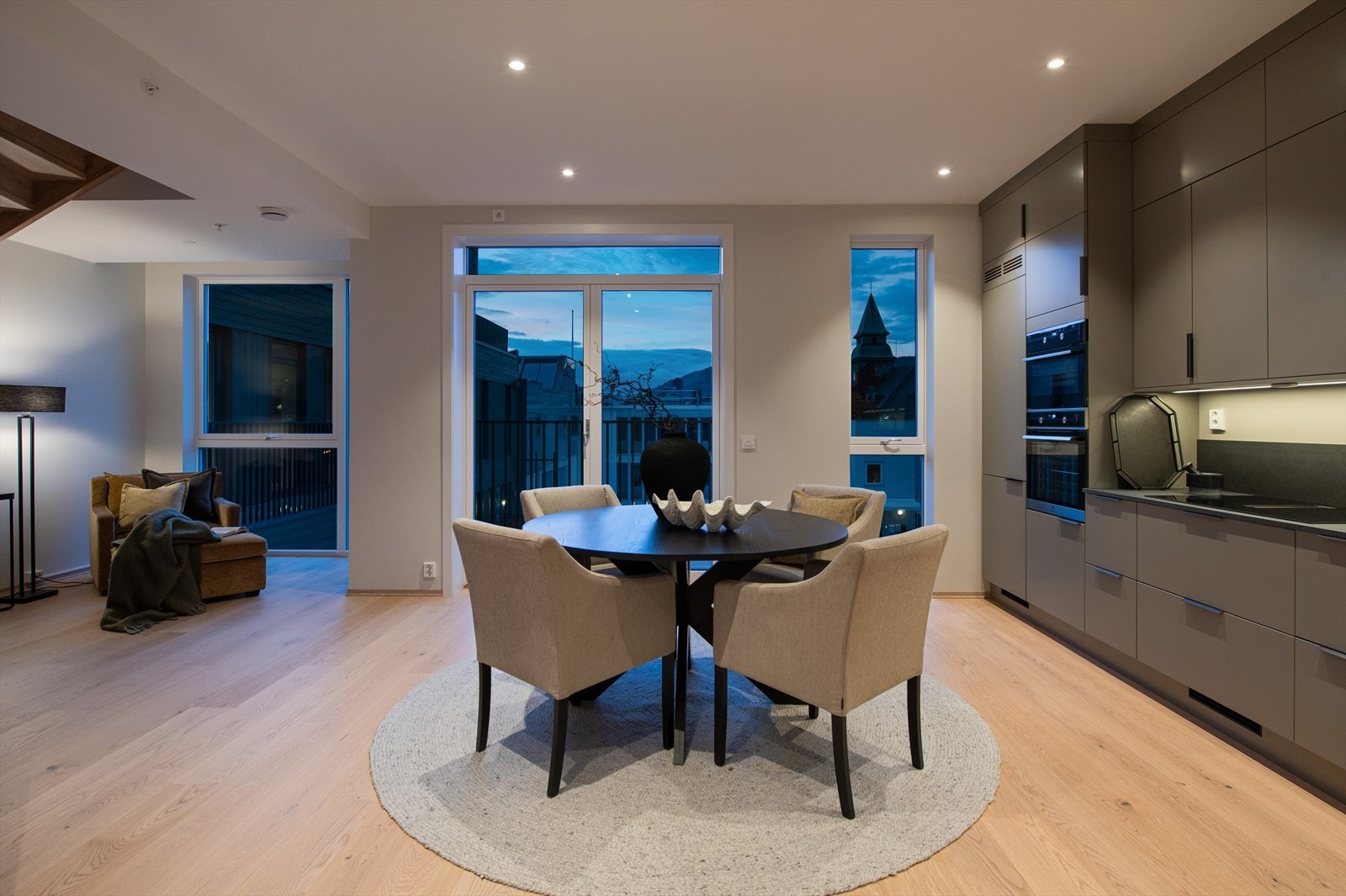 God plass til spisebord der man kan samle familie og venner til hyggelige sammenkomster. Galleribilde