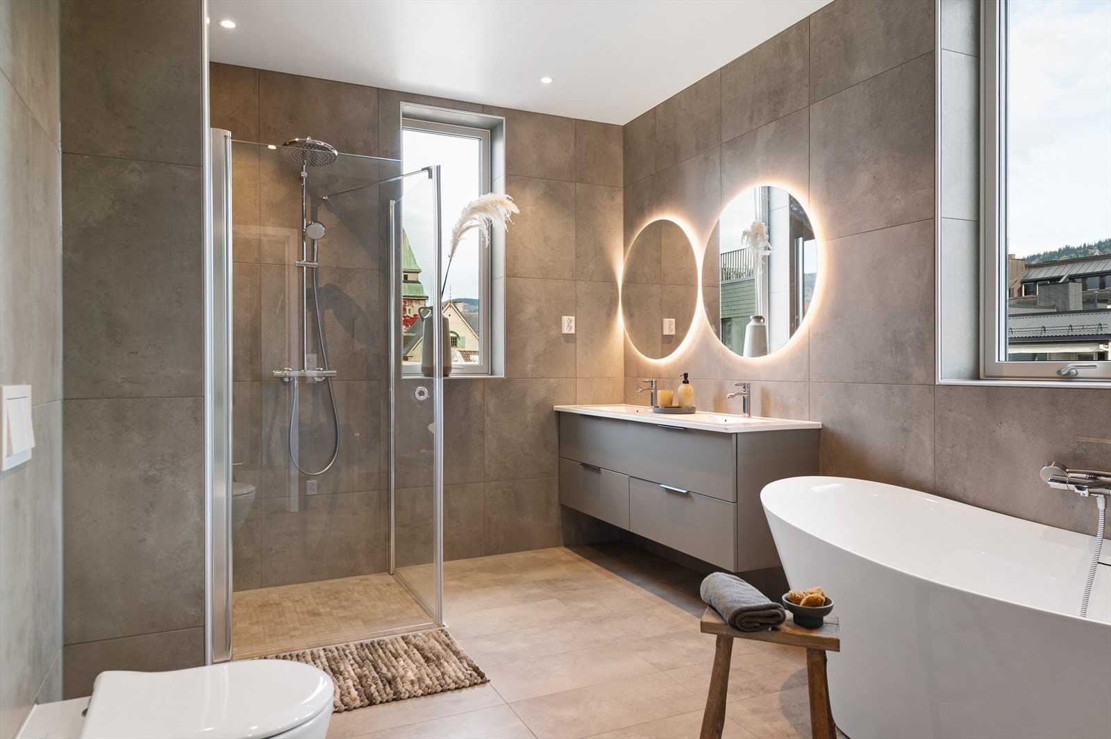 På badet er det LED downlights i himling, delikate 60x30 fliser på gulv med gulvvarme og 60x60 fliser på vegg. Gulvet i dusjsonen har 5x5 fliser. Galleribilde