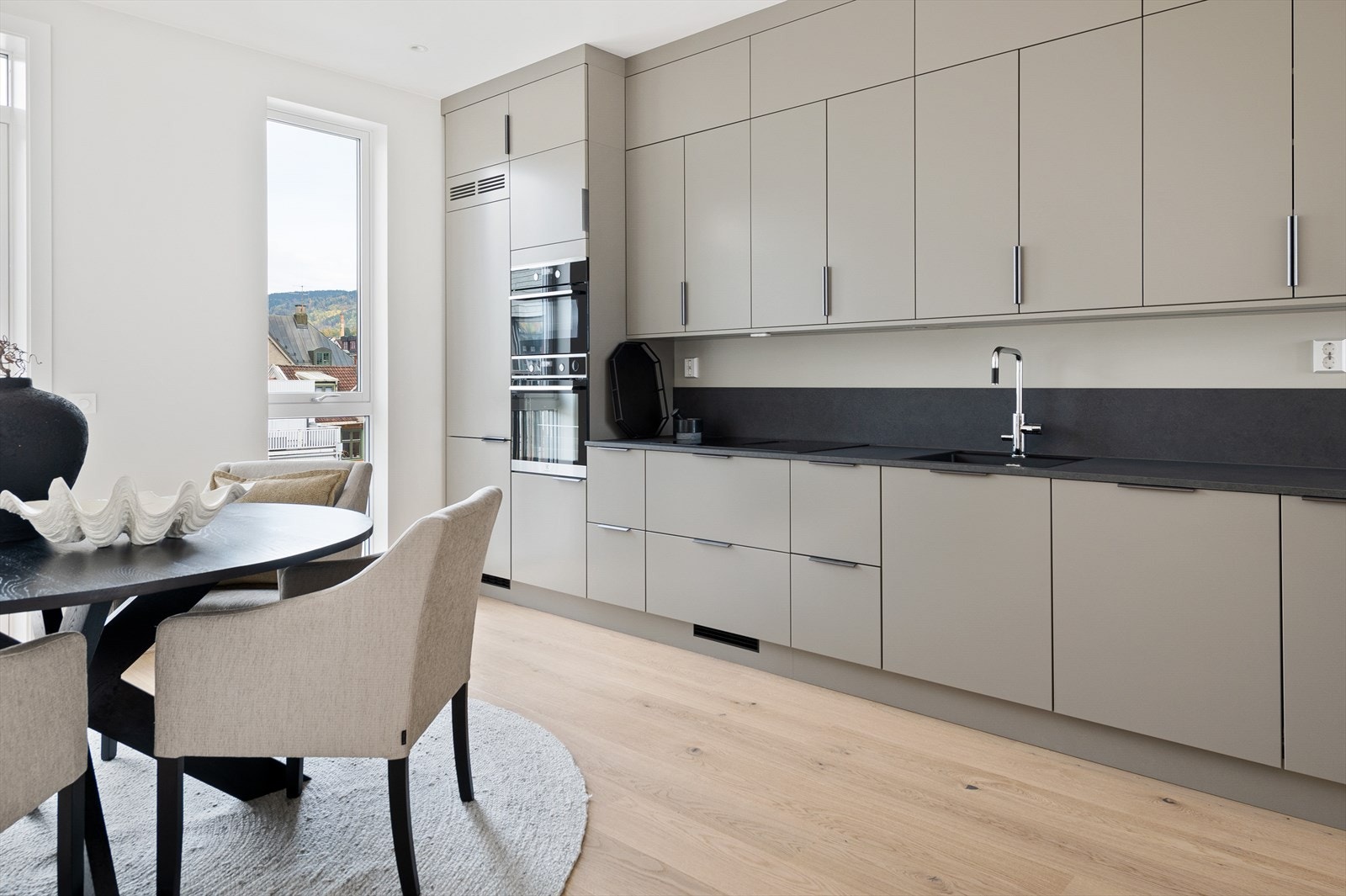 Av hvitevarer er det induksjonstopp fra AEG med benkeventilator, vinskap, to stekeovner, oppvaskmaskin og kombinert kjøl/frys. Galleribilde