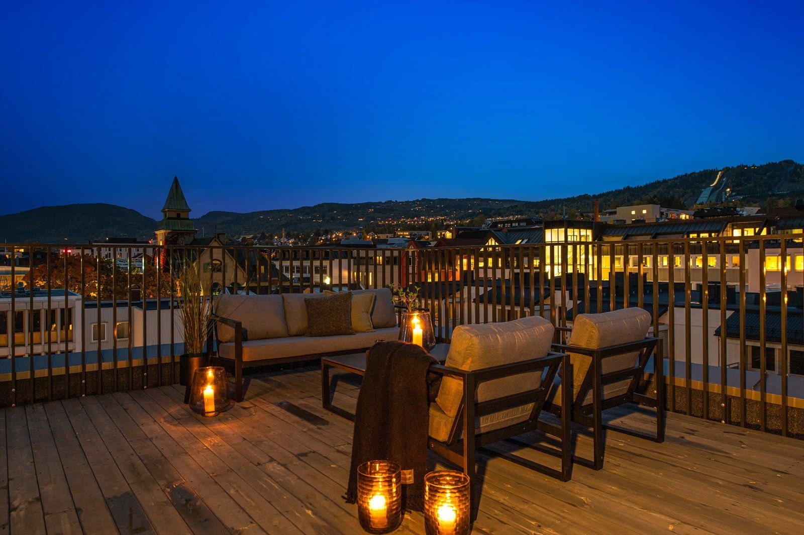 Nydelig takterrasse med utsikt over byen og hoppbakken. Galleribilde