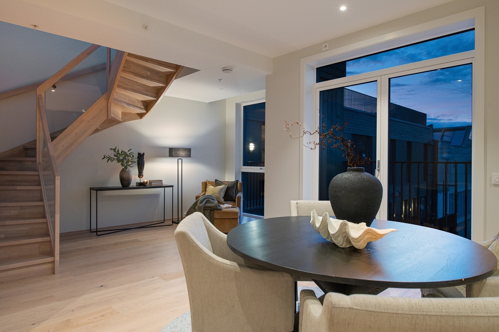 Eiketrapp opp til andre etasje. Galleribilde