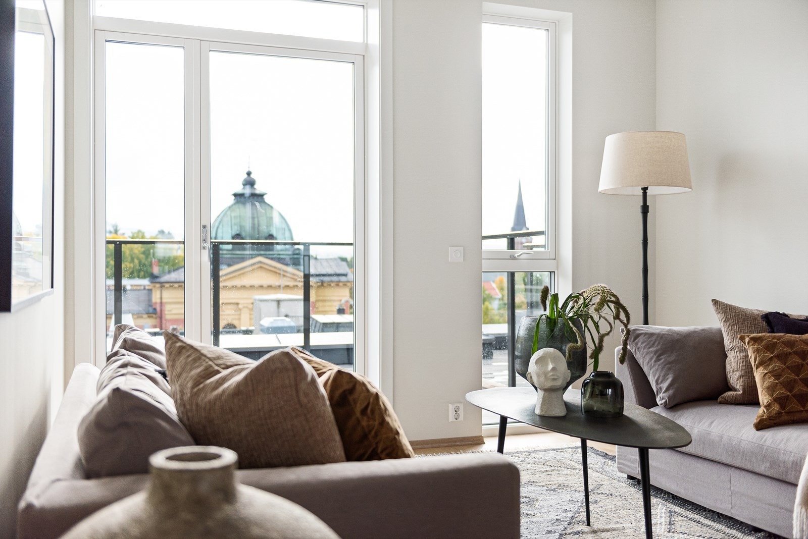 Ekstra takhøyde på hele 2,77 meter og store vindusflater som slipper inn godt med naturlig lys. Galleribilde