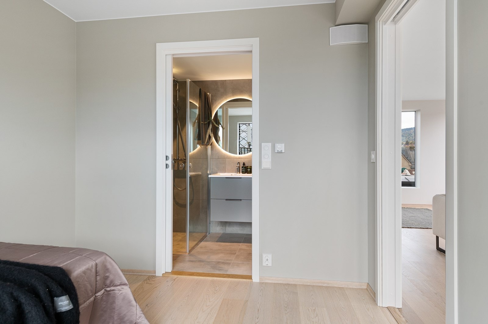 Soverommet har suite-følelse med adkomst til privat bad. Galleribilde