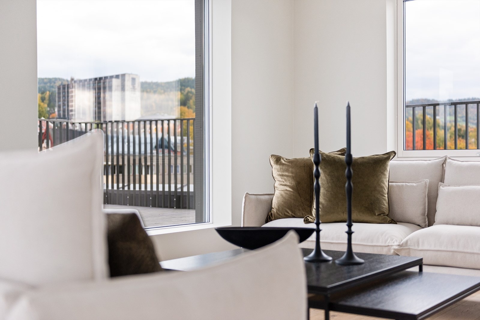 Stuen har hvitmalte vegger og enstavs-eikeparkett på gulvet. Det er god plass til sofagruppe og tv-seksjon. Galleribilde