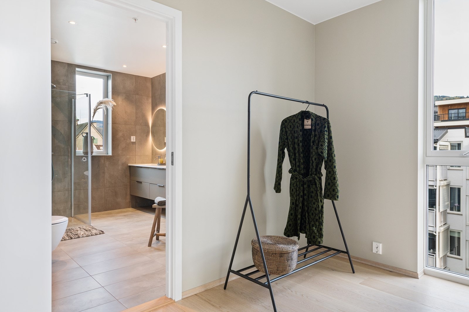 Mellom soverommet og badet er det en romslig gang der man kan etablere walk-in closet. Galleribilde