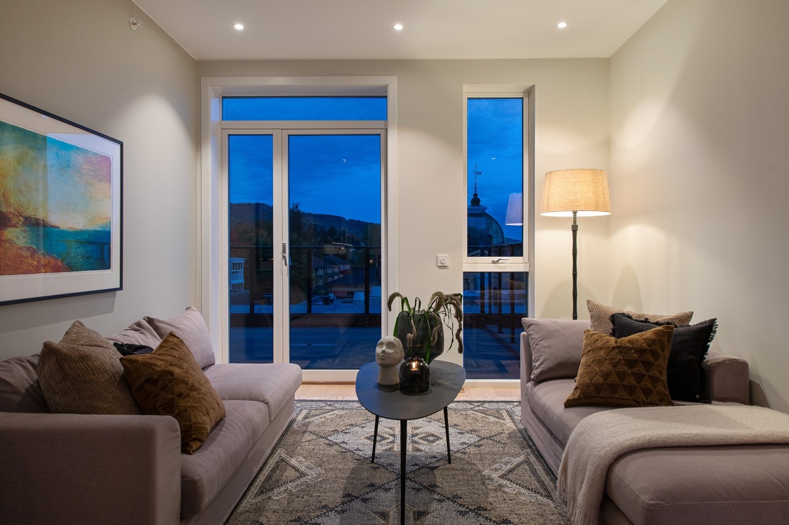 Stuen har adkomst til sørvendt veranda. Galleribilde