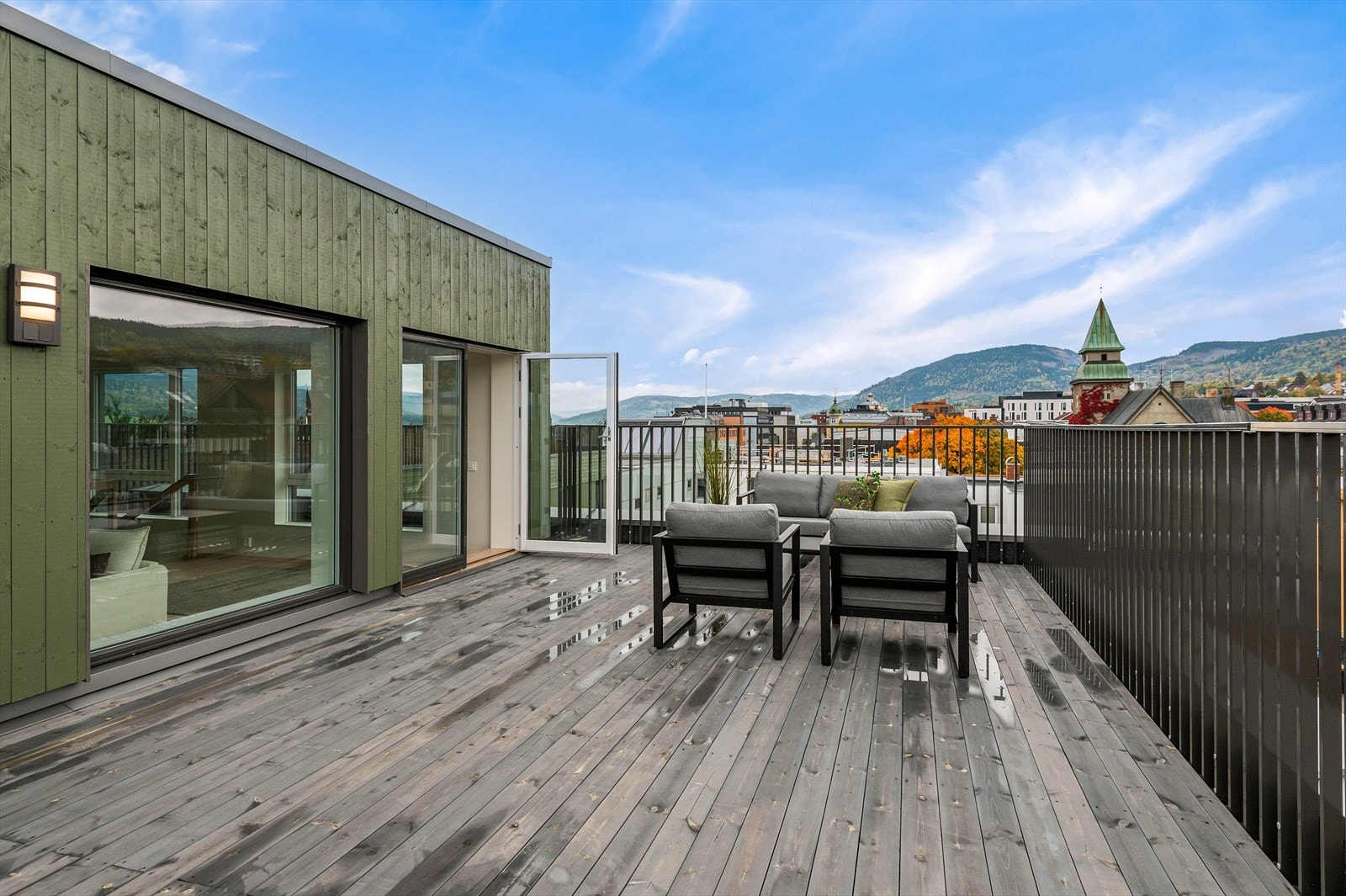 Markise på begge vinduer mot øst. Galleribilde