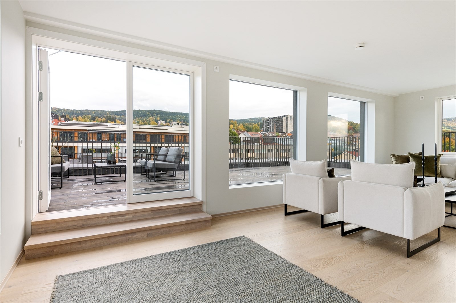 Store vindusflater på tre av veggene som slipper inn godt med naturlig lys. Fra stuen er det utgang til terrasse. Galleribilde