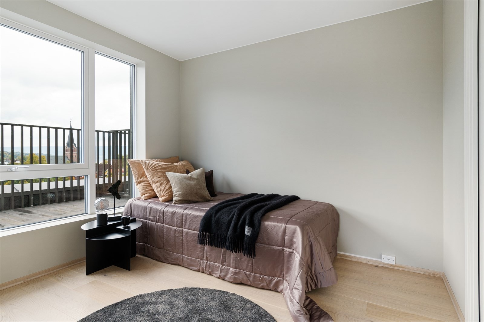 Stort soverom med god plass til seng og garderobeløsning. Galleribilde