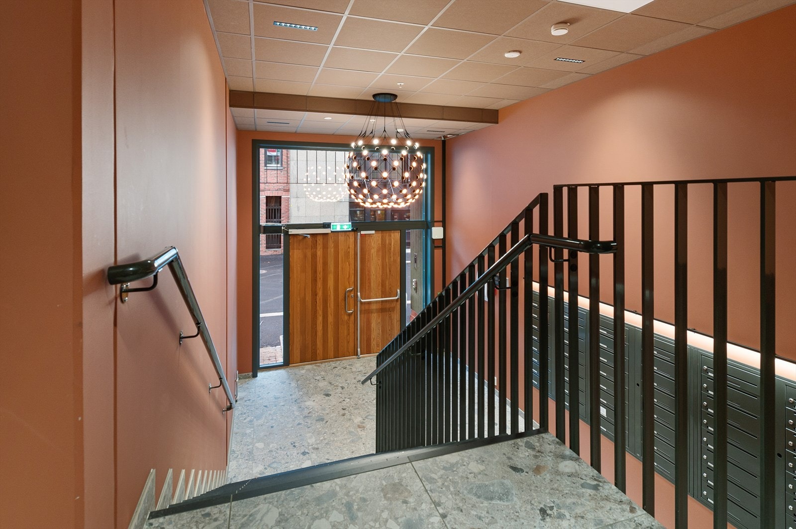 Pent opparbeidet fellesinngang. Galleribilde