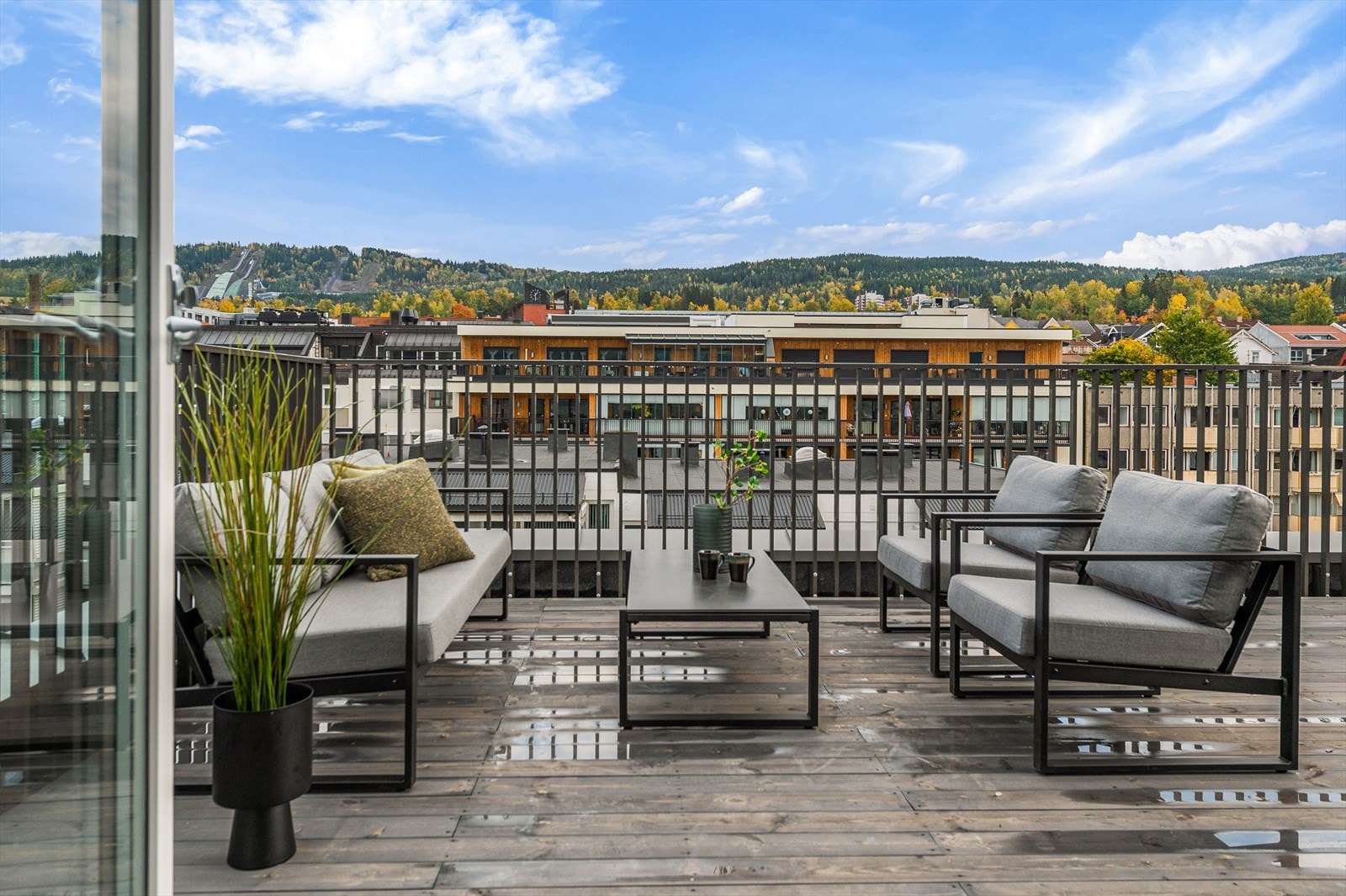 Leiligheten har private takterrasser på totalt ca. 87 kvm. Galleribilde