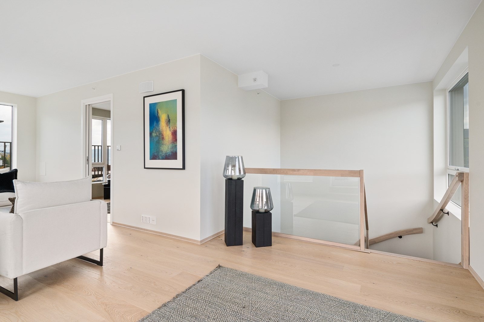 Legg merke til den elegante trappen med glassrekkverk. Galleribilde