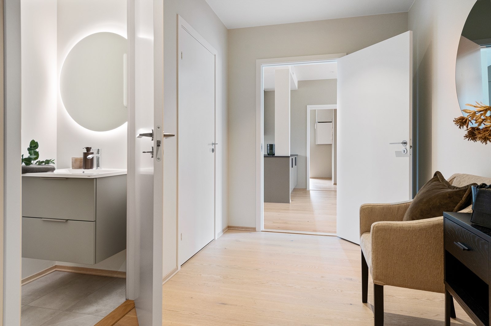 Entré/ gang med garderobeplass. Adkomst til gjestetoalett og bod. Velkommen inn! Galleribilde