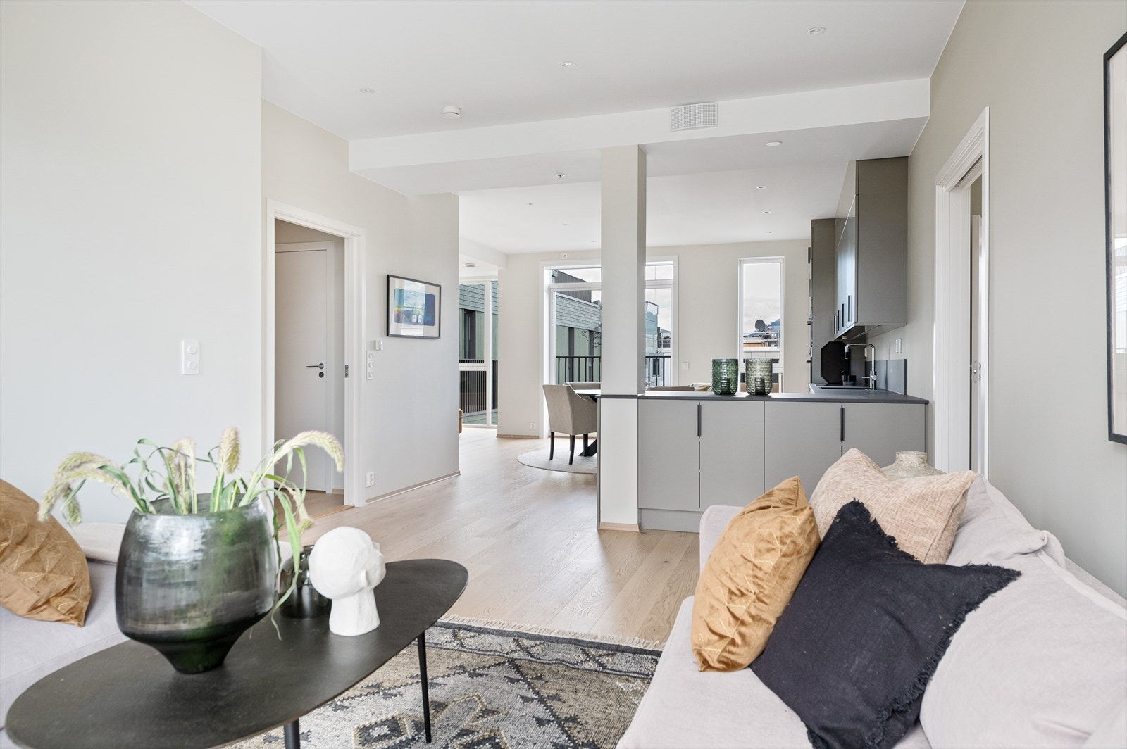 Stue med tilknytning til kjøkken. Galleribilde