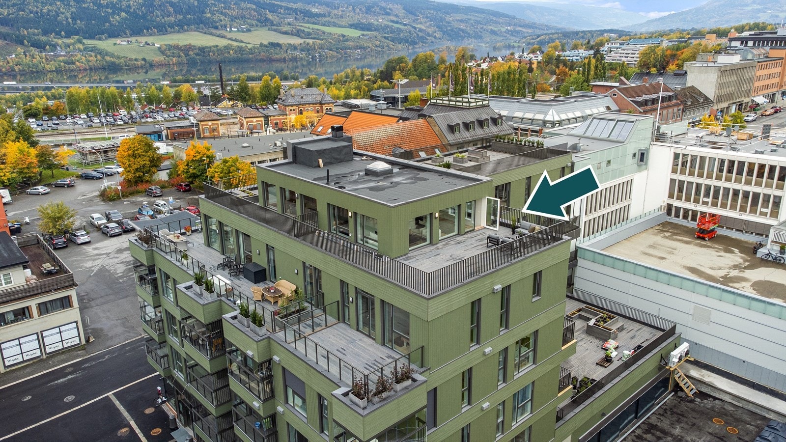 Leiligheten holder en høy standard og har et areal på 143m² fordelt over to etasjer. Her kan man flytte rett inn og nyte det gode liv. Galleribilde