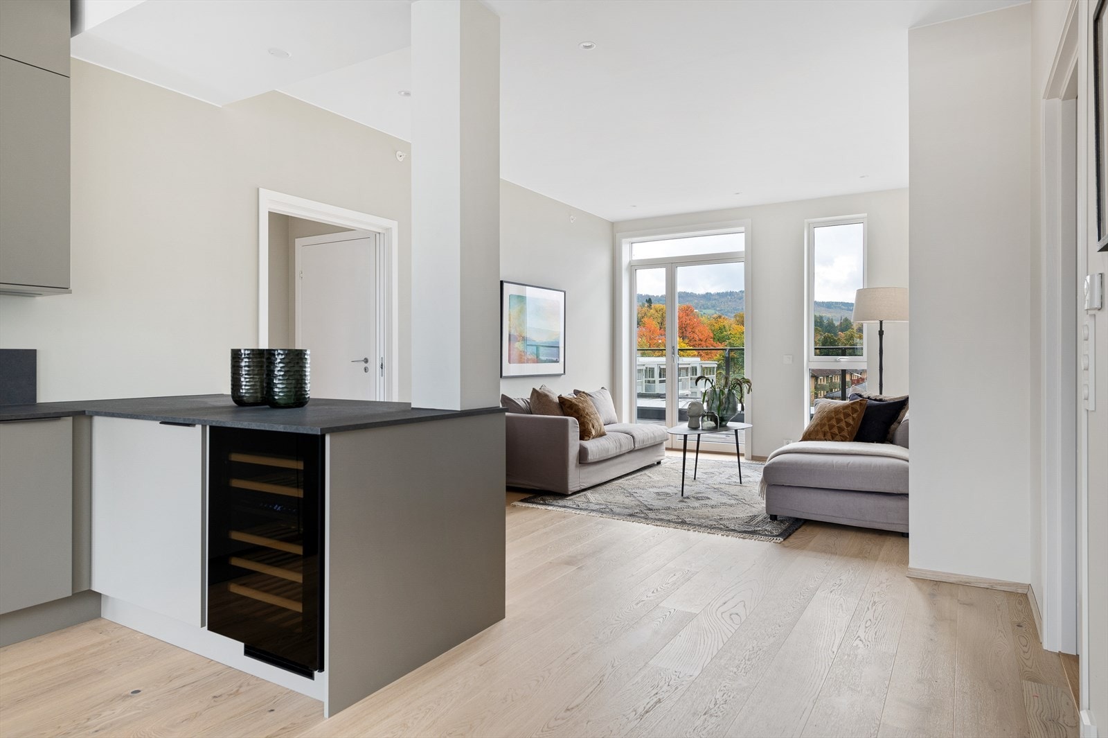 Fra kjøkkenet ser vi inn til stuen. Galleribilde