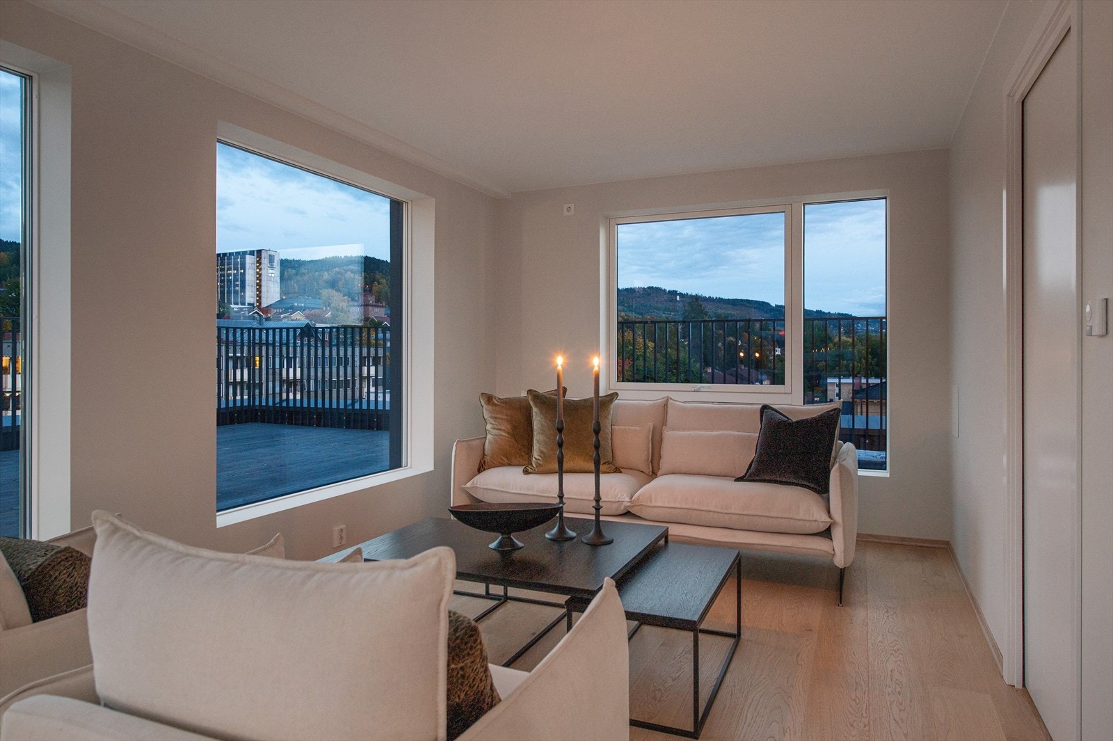 Leiligheten har et areal på 143m² og er over to plan, i byggets øverste etasjer. Galleribilde