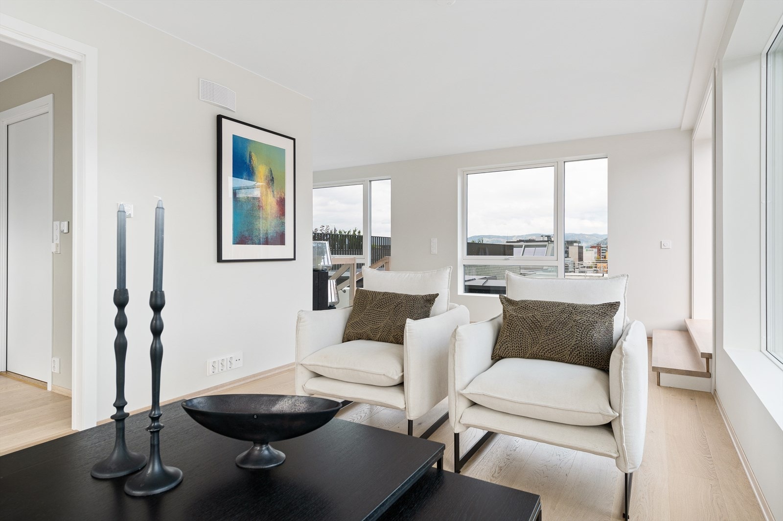 I overetasjen finner man en romslig stue, soverom og bad. Passer perfekt som ungdomssekjon eller som gjesteavdeling. Galleribilde